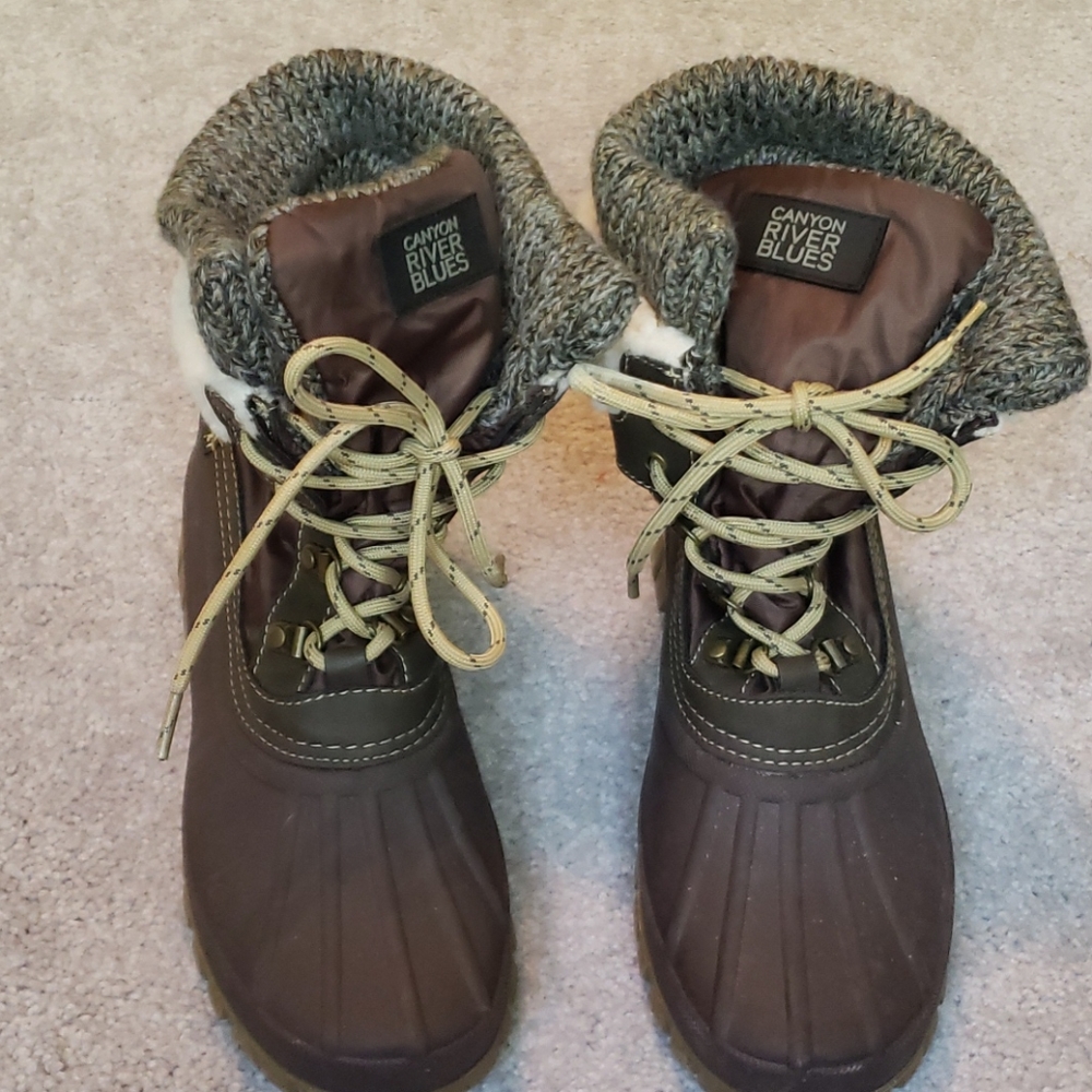 Winter boots with white faux fur